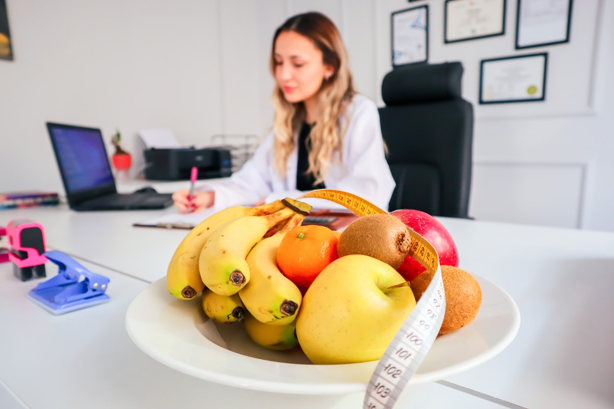 Preparare mâncare sănătoasă cu ingrediente proaspete